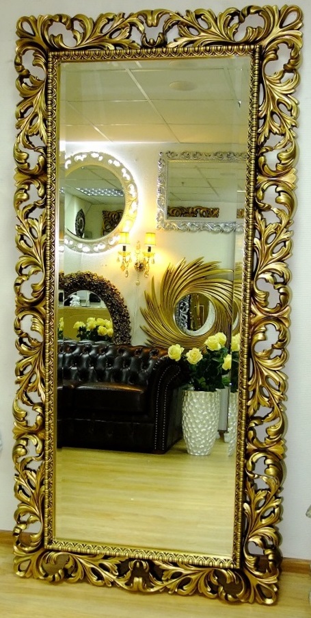 Стильное зеркало в золотом резном багете