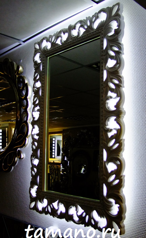 Зеркало в раме с внутренней фоновой подсветкой, арт. П014м белое, 63см х 95см смотреть фото в темноте.JPG