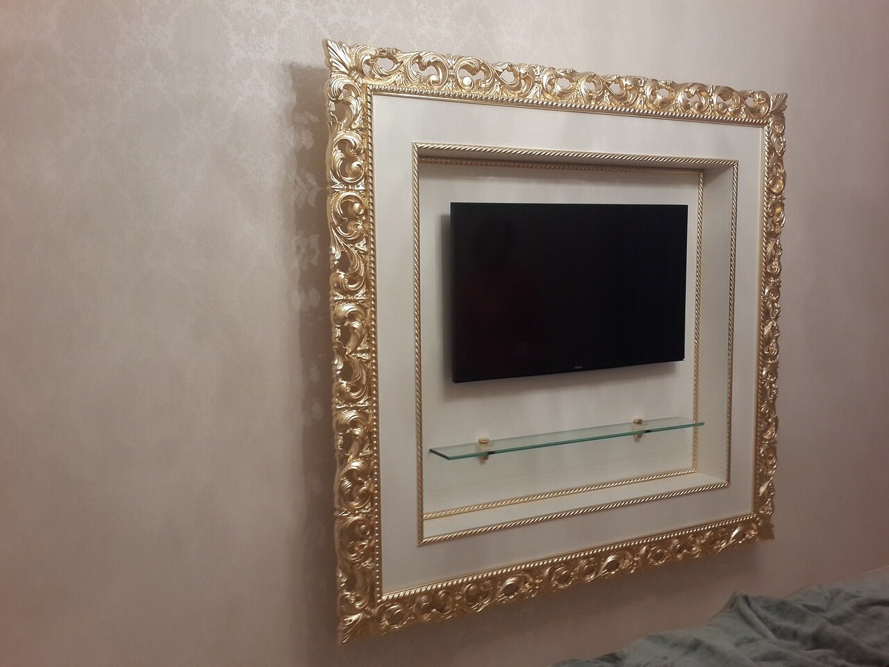 Телевизионный портал в золотом резном багете.jpg