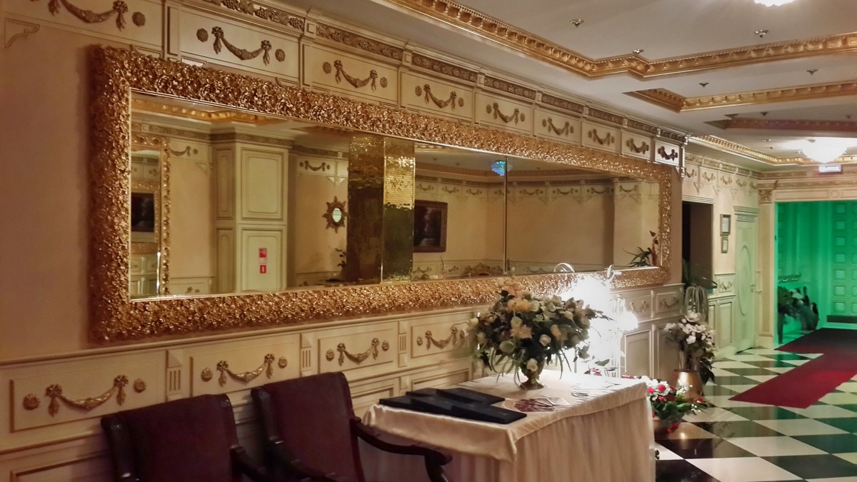 Большое зеркало для ресторана в багетной раме 002 золото