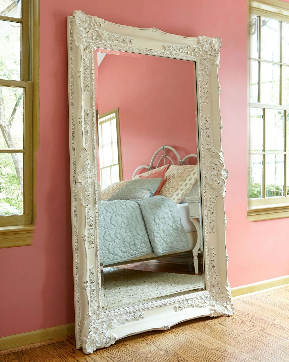 Напольное зеркало в классическом интерьерном багете в французском стиле Ла Манш фото в интерьере.png