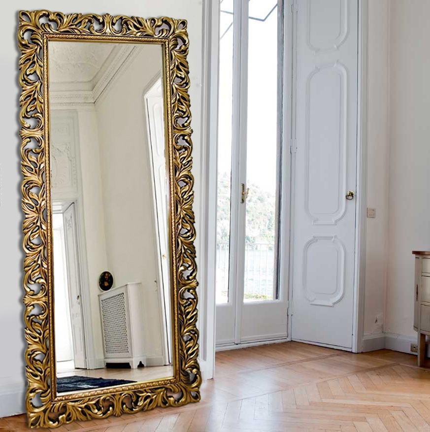 Напольное зеркало в красивой золотой раме с чернением