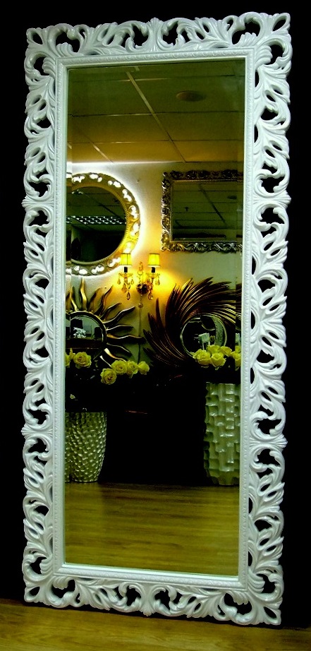 Красивое напольное зеркало в белом витом багете