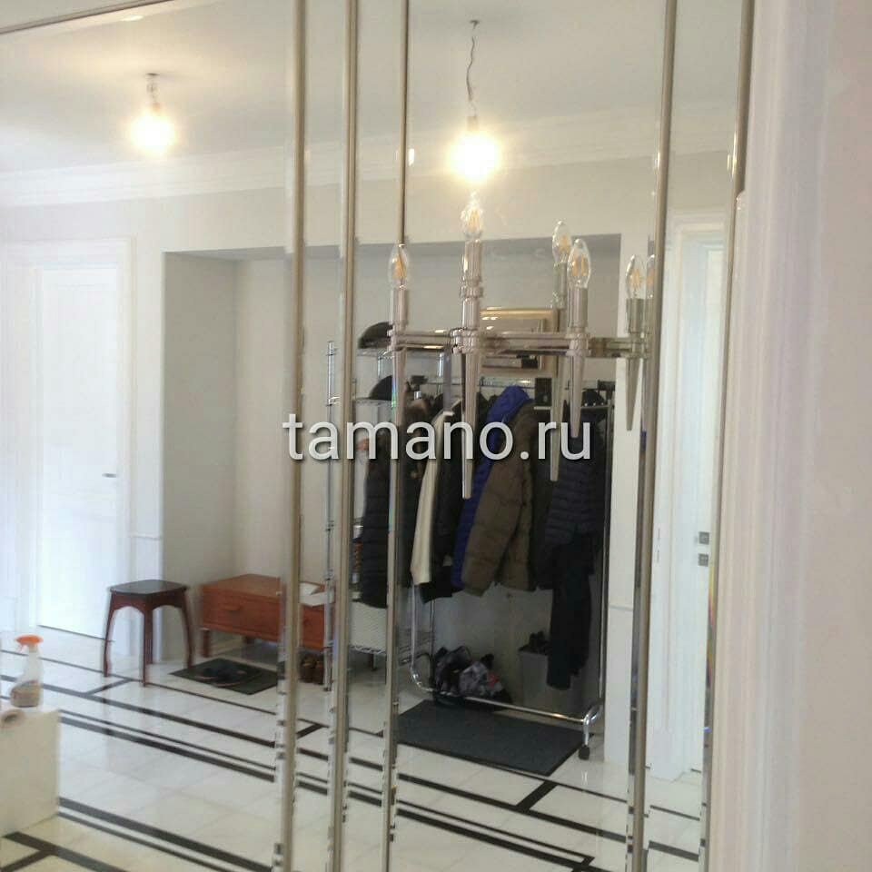 В Тамано.ру можно заказать изготовление больших зеркал в современных зеркальных рамах. Вчера был осуществлён монтаж одного из индивидуальных заказов зеркальных панно в деревянном серебряном обрамлении на всю стену