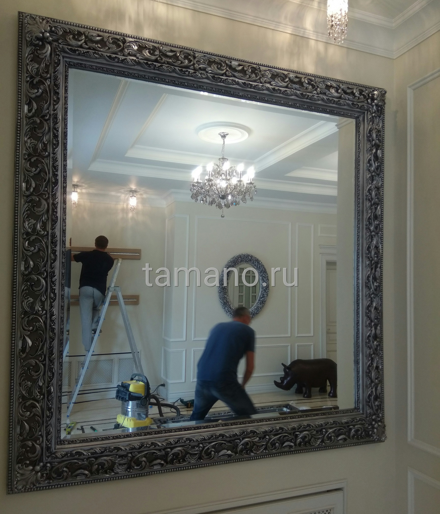 Монтаж больших зеркал в рамах в загородном доме
