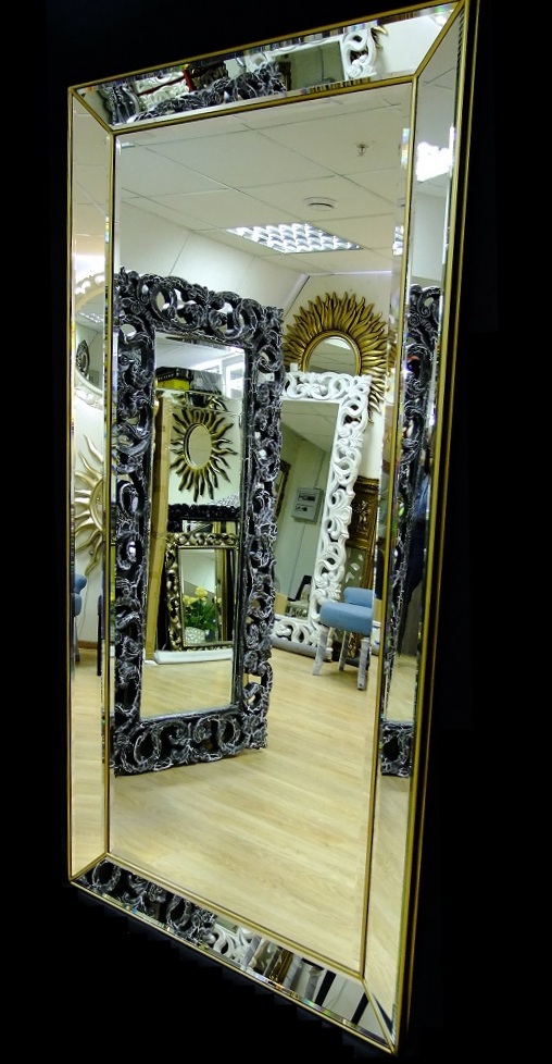 Шикарное зеркало в зеркальной венецианской раме золотого цвета