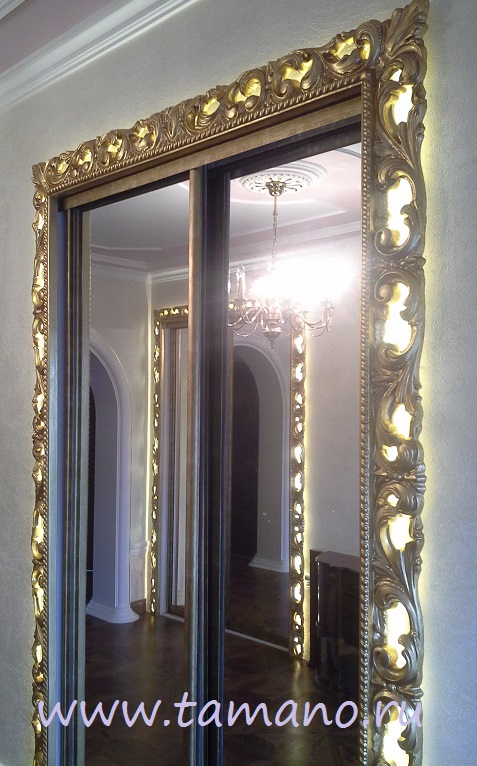 Отделка зеркальных шкафов золотыми рамами с подсветкой по проекту Виктории Маликовой