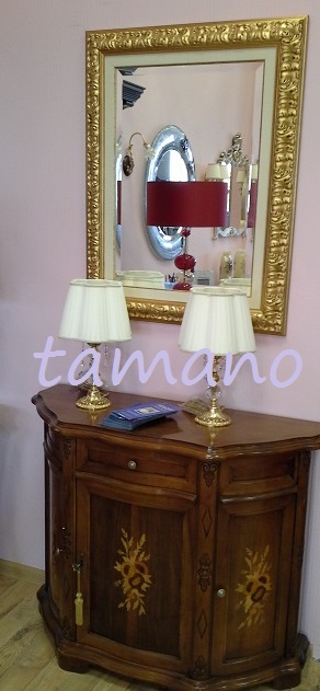 Зеркало в деревянной раме с комодом