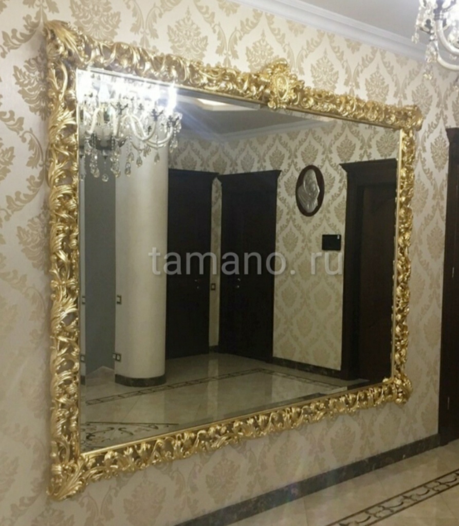 Зеркало в золотом резном багете с короной в гостиную.jpg