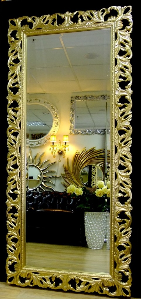 Заказать с доставкой в Казань большое интерьерное зеркало в золотой резной раме Милан